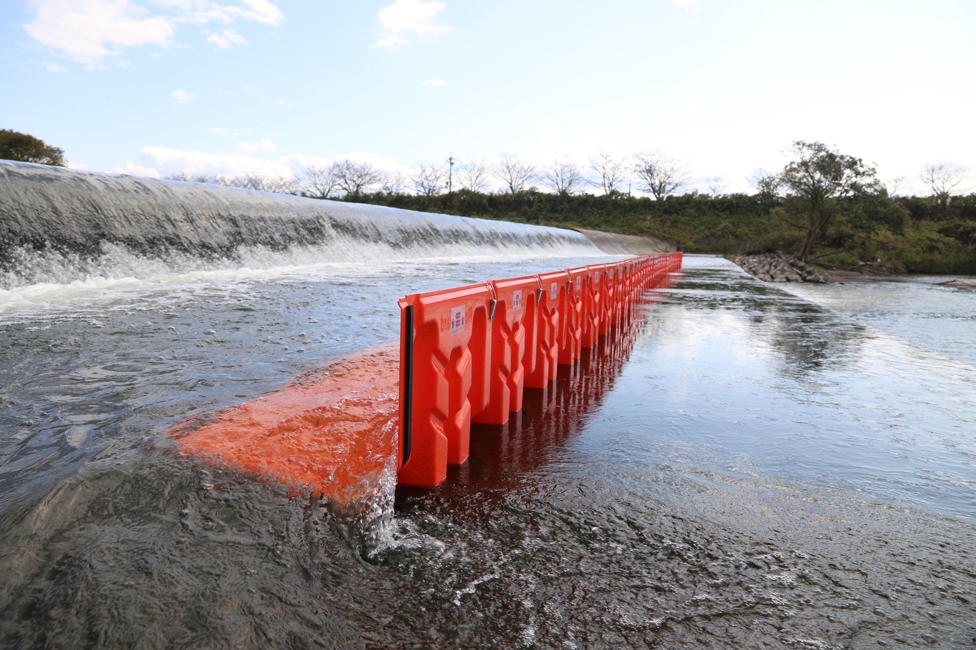 河川に設置された止水板 Flood Guard